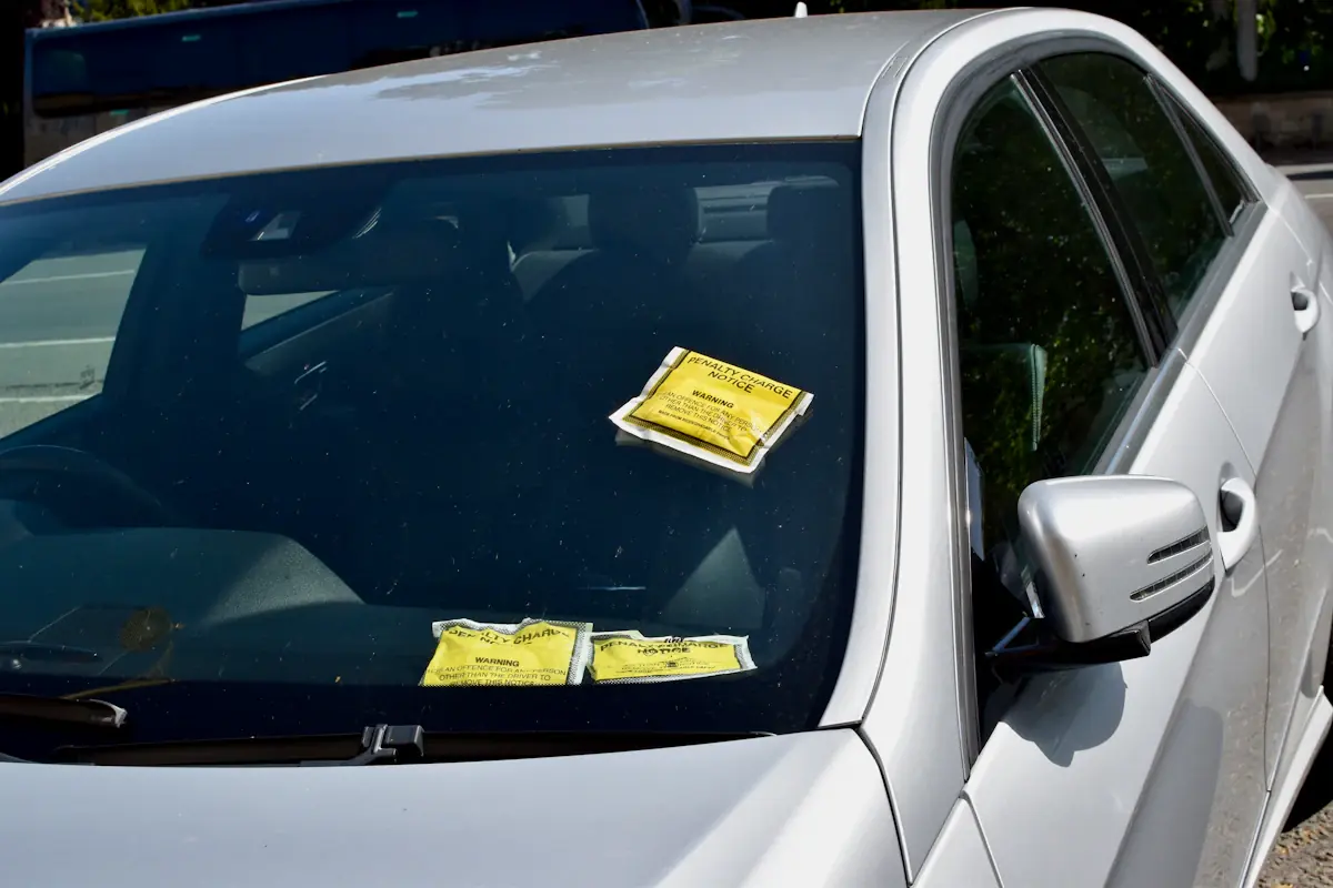 Automóvil con boletas de infracción en el parabrisas