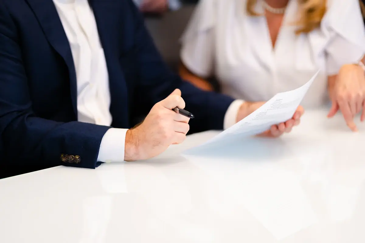 Abogado revisa un documento junto a su cliente