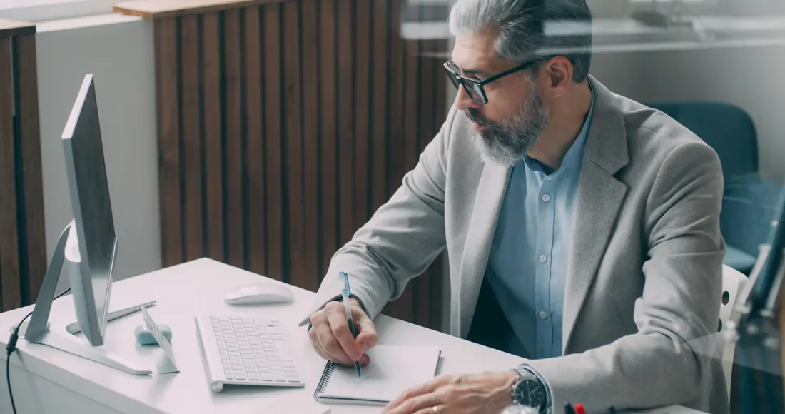 Directivo de una empresa revisa documentos en su oficina