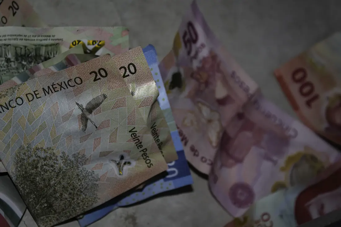 Billetes de pesos mexicanos sobre una mesa